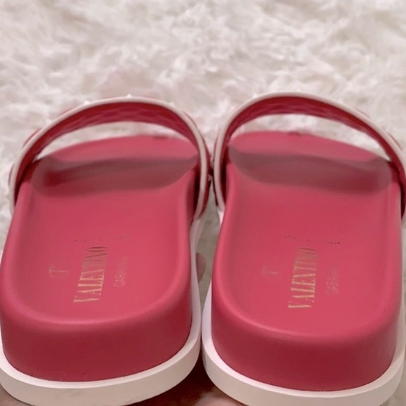 VALENTINO pink leather slides quilted vamp punctuated by iconic studs in white - Picture 5 of 11